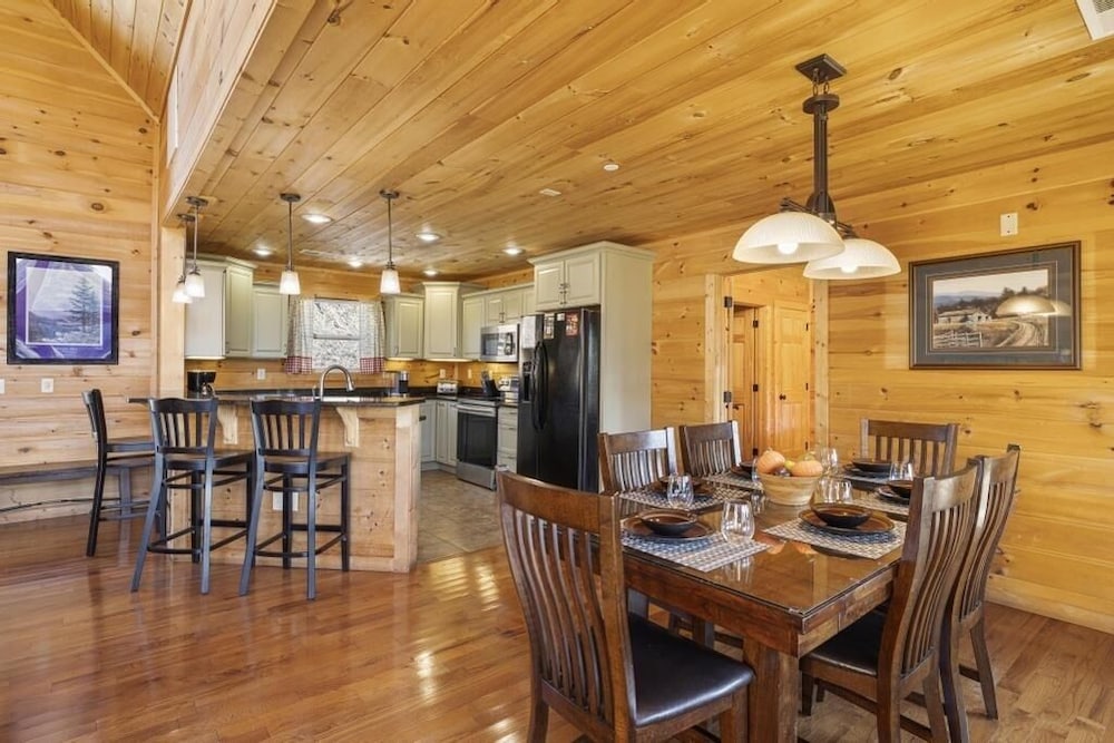 Eagle's Nest - 3 Bedrooms, 3.5 Baths, Sleeps 10 Home by RedAwning