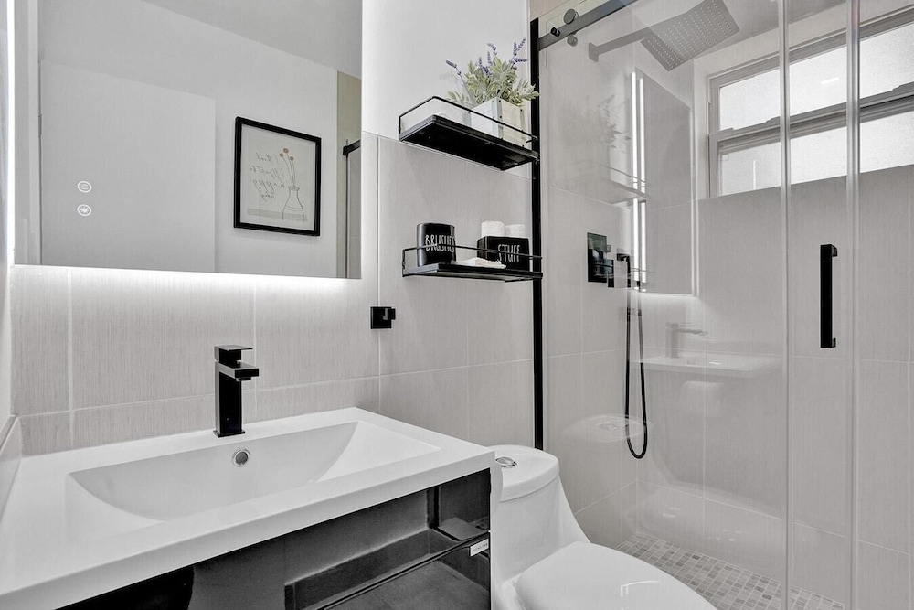 Modern Hallandale Apt w/ Backyard Near Beach