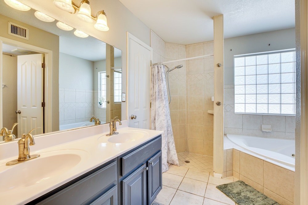 Patio, Pool & Spa: Family Retreat in Horizon City!