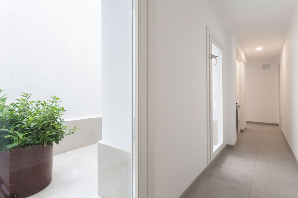 Lovely 2-bedroom Apartment in Exclusive Area of Madrid Madrazo V