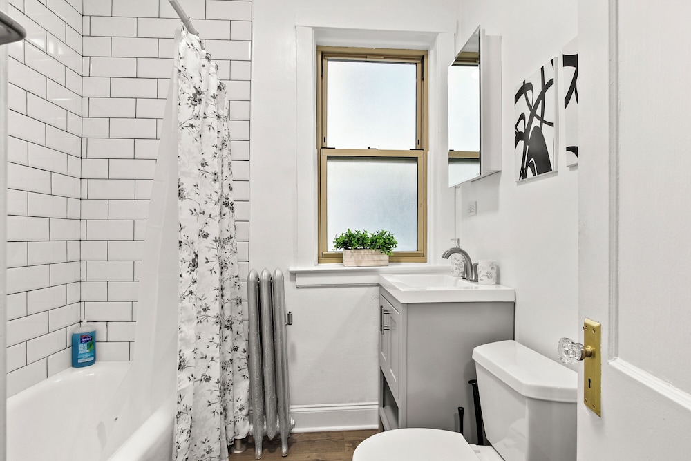 Cozy 2BR in Chicago - Roscoe 08-1W