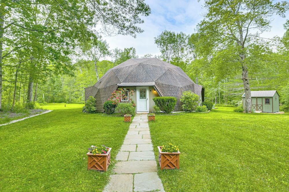 3 Mi to Kent Falls: Nature Escape w/ Deck & Garden