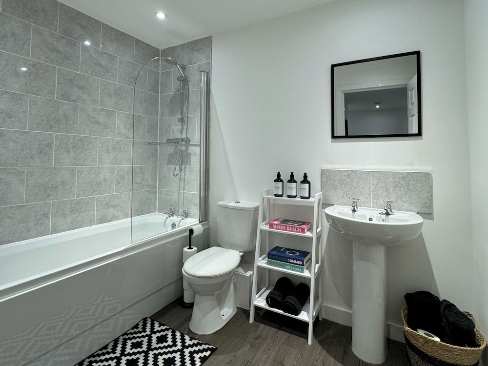 Modern 1-bed Apartment - Sleeps 4 & Central Links