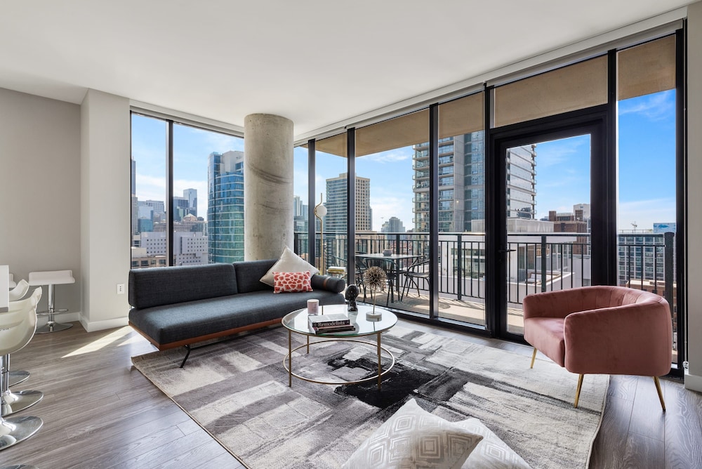 River North 2BR High Ceilings Comfort
