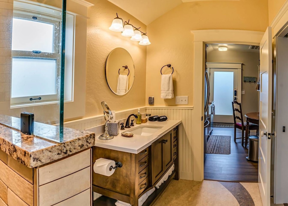 Ashland Vacations - Redtail Suites'red' Mccall Suitetesla Station - Property Image 8