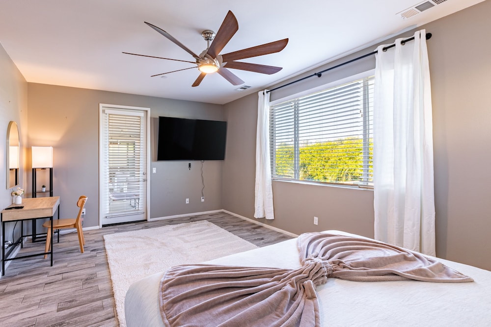 Luxe Indio Stay w Pool Tiki Bar Fire Pit Near Coachella Longfellow