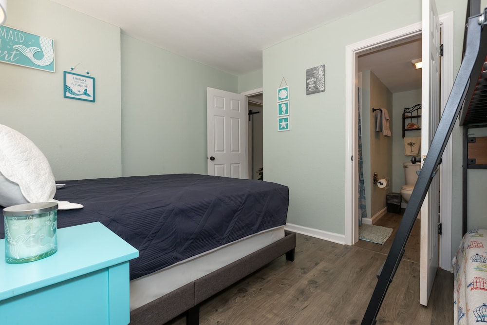 Pet-friendly Condo at Mm-19 w/ Boat Slip & Lake Views