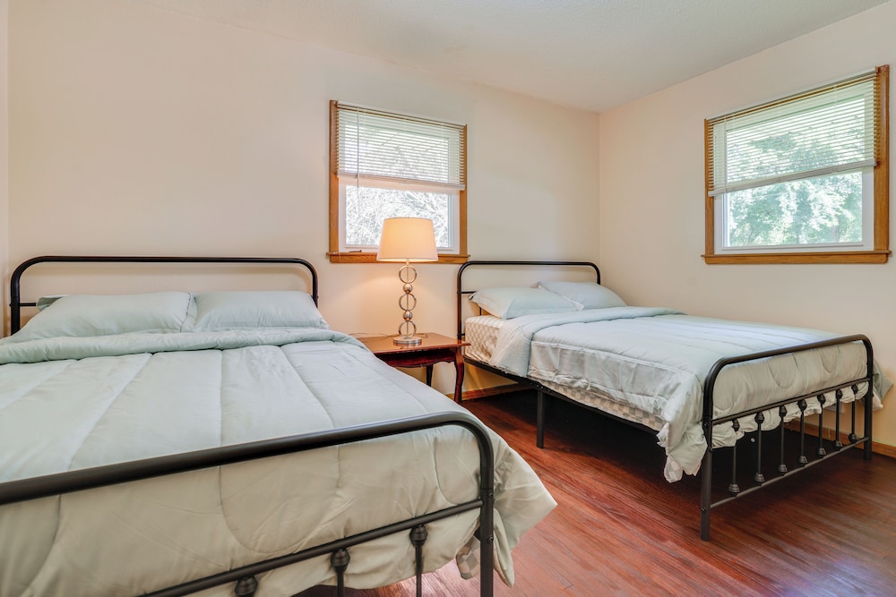 10 Mi to Downtown: Group Getaway in Minneapolis