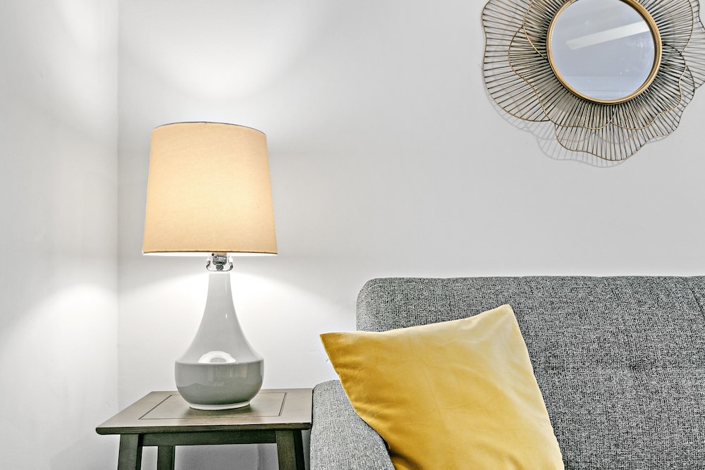 Chic 2BR Escape - Buckingham 1