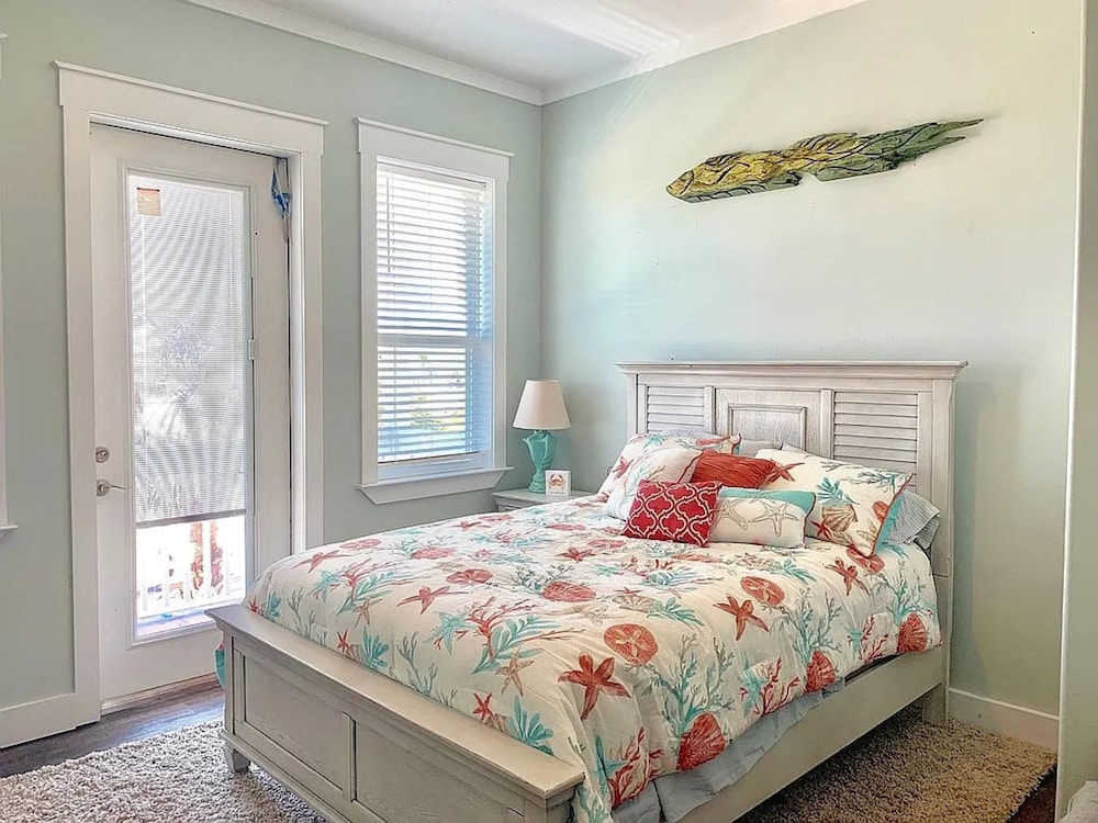 Beach House - Waterside Paradise by PHG