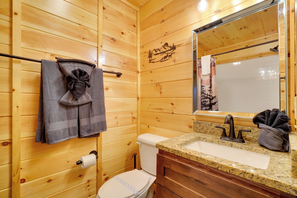 12 Mi to Gsmnp: Cabin w/ Game Room in Sevierville