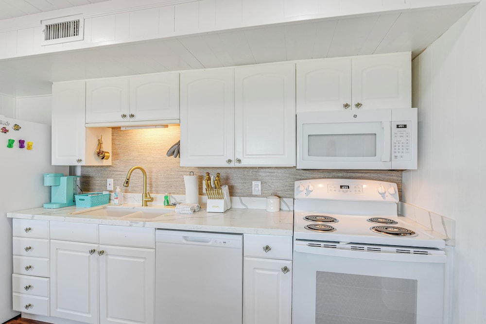 Pet-friendly Galveston Home: Walk to Beaches!