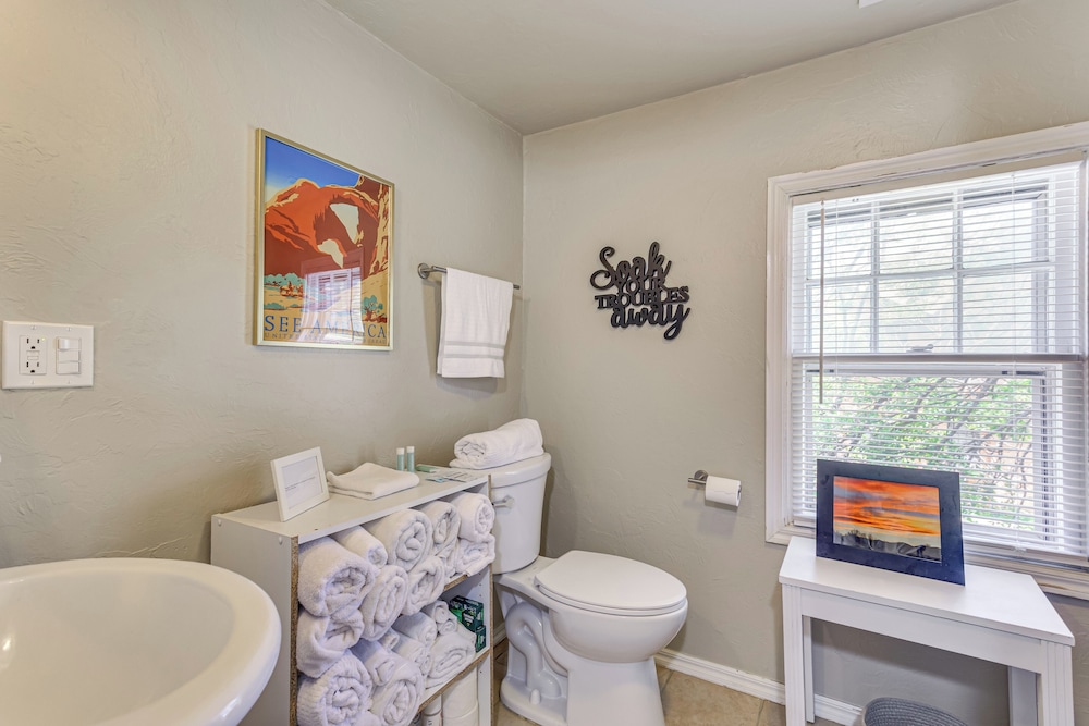 3 Mi to Dtwn Okc: Pet-friendly Paseo Gem!