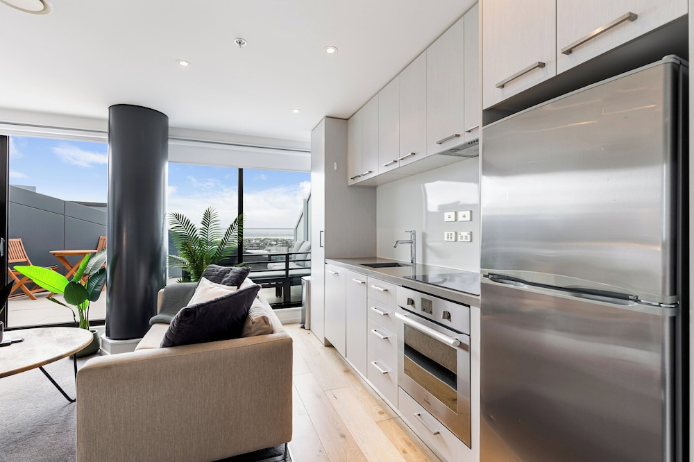 Pool, Gym & Modern 2BR Sky Tower View Zodiak Stays