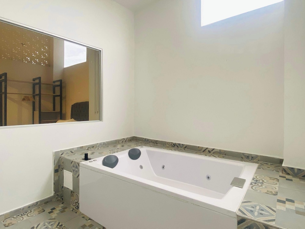 w Modern 3BR w AC Steps From Ciudad Amurallada