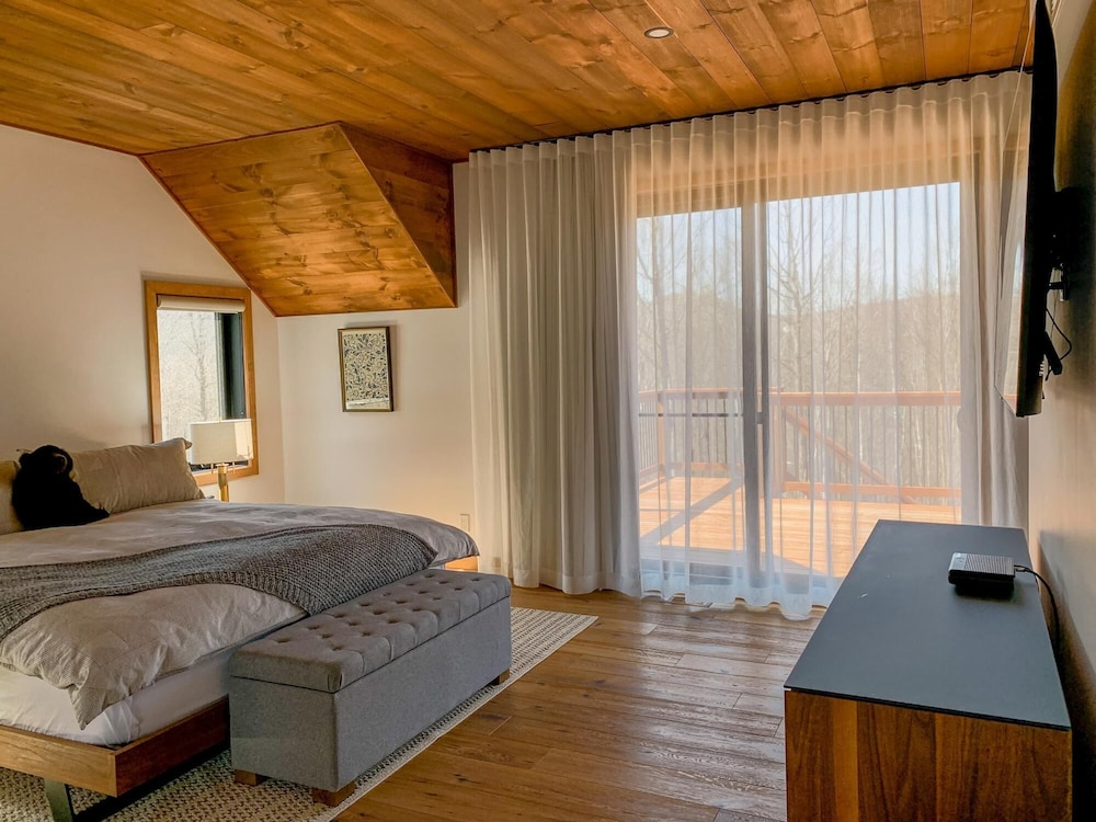 Black Bear - Luxury Mountain-top Villa With hot tub