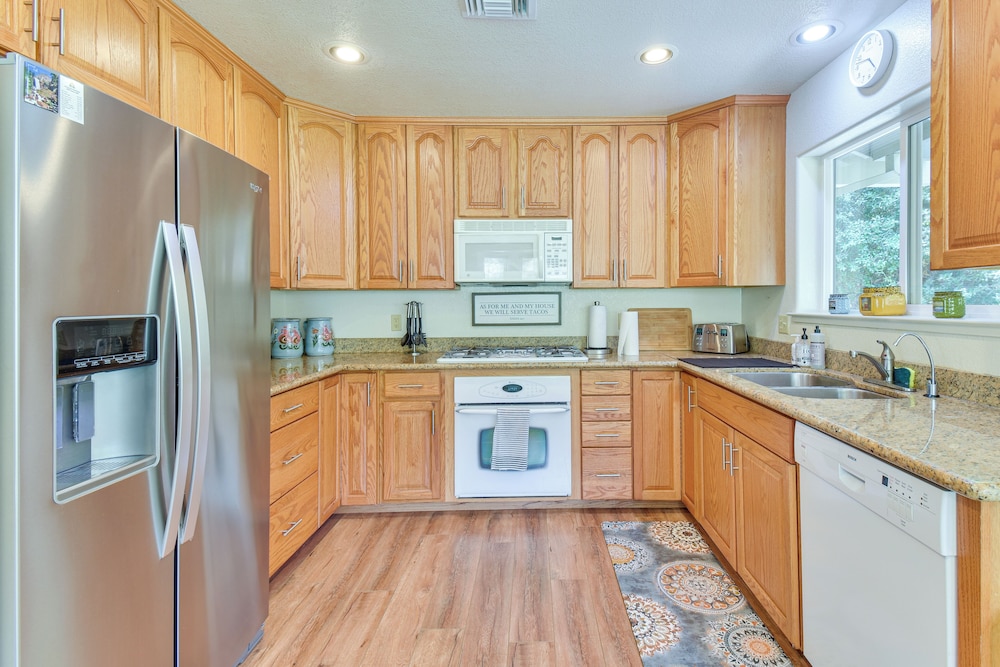Gateway to Yosemite: Group-friendly Groveland Home