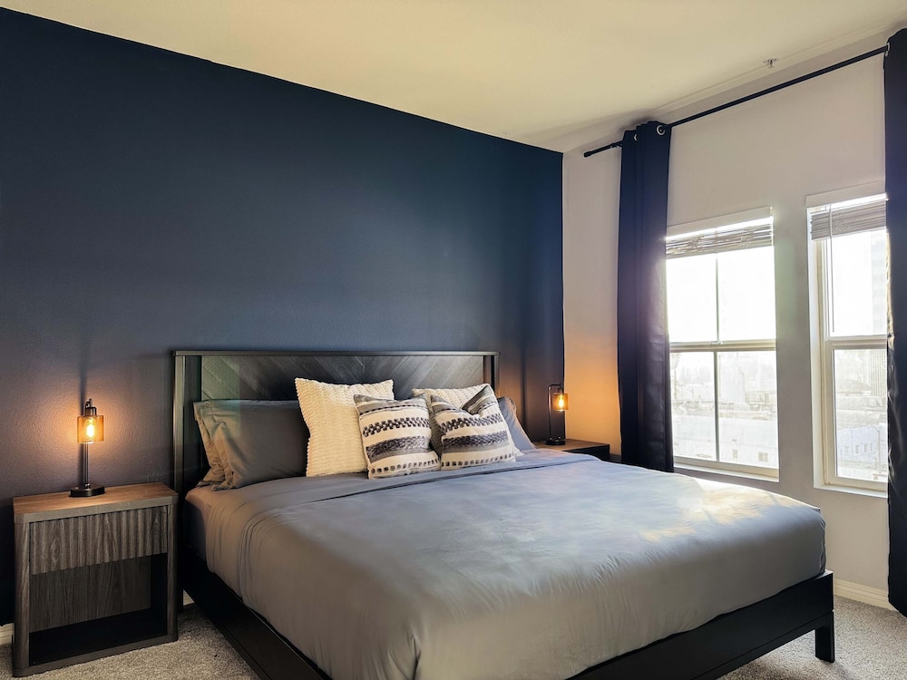Modern Escape W Pool GYM Parking 10 Min to Cedars