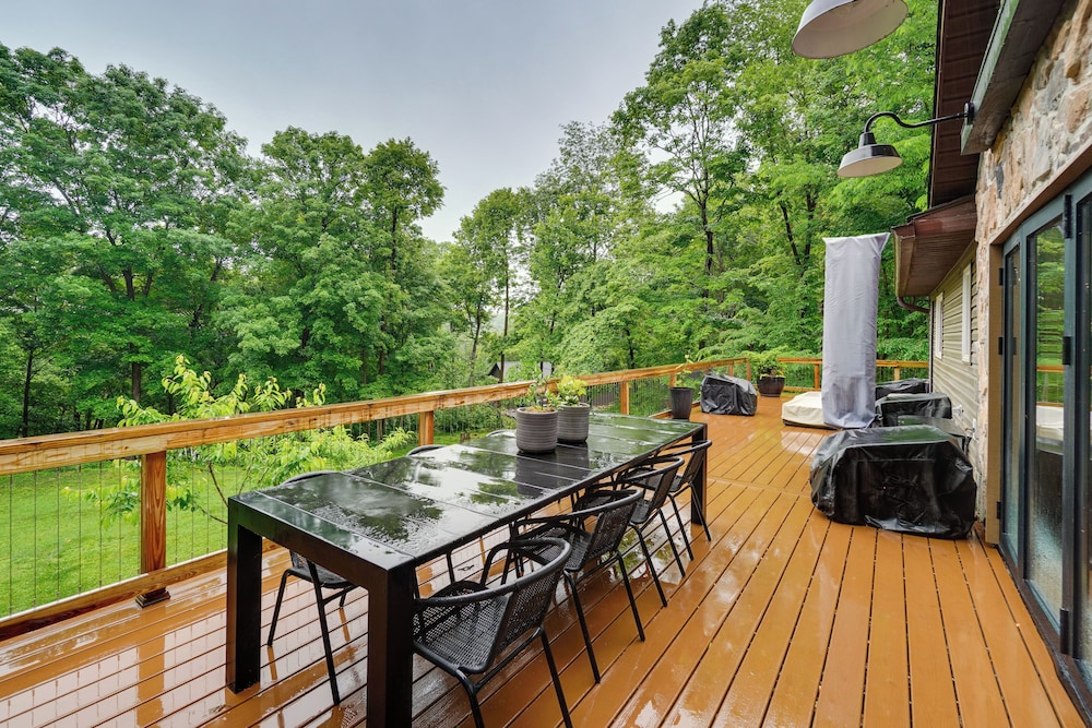 Hot Tub & Theater Room: Getaway in Falling Waters