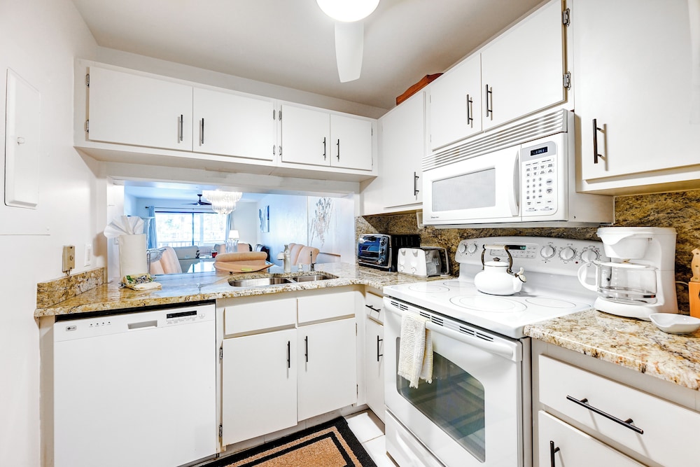 Waterfront Marco Island Condo < 1/4 Mi to Beach!