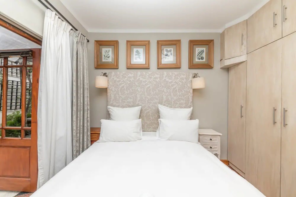Vintage Apartment With a Peaceful Garden view 4