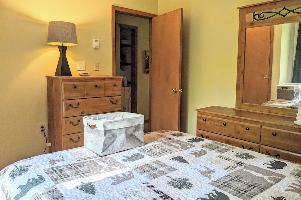 The Bear Foot Lodge by Avantstay Game Room, Deck, Beach/lake Access
