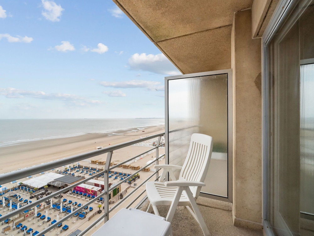 One-bedroom Flat With sea Views and Parking