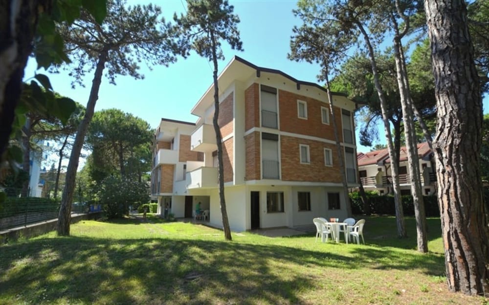 Cozy Apartment With Fenced Garden in Lignano Sabbiadoro