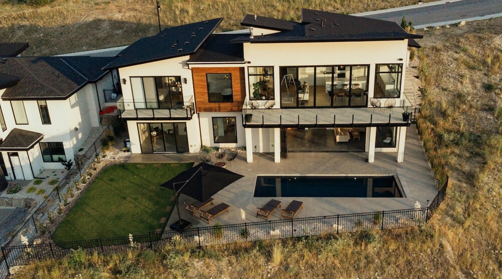 Salt w Pool Sauna Lake View Upper Mission Lux - Image 2