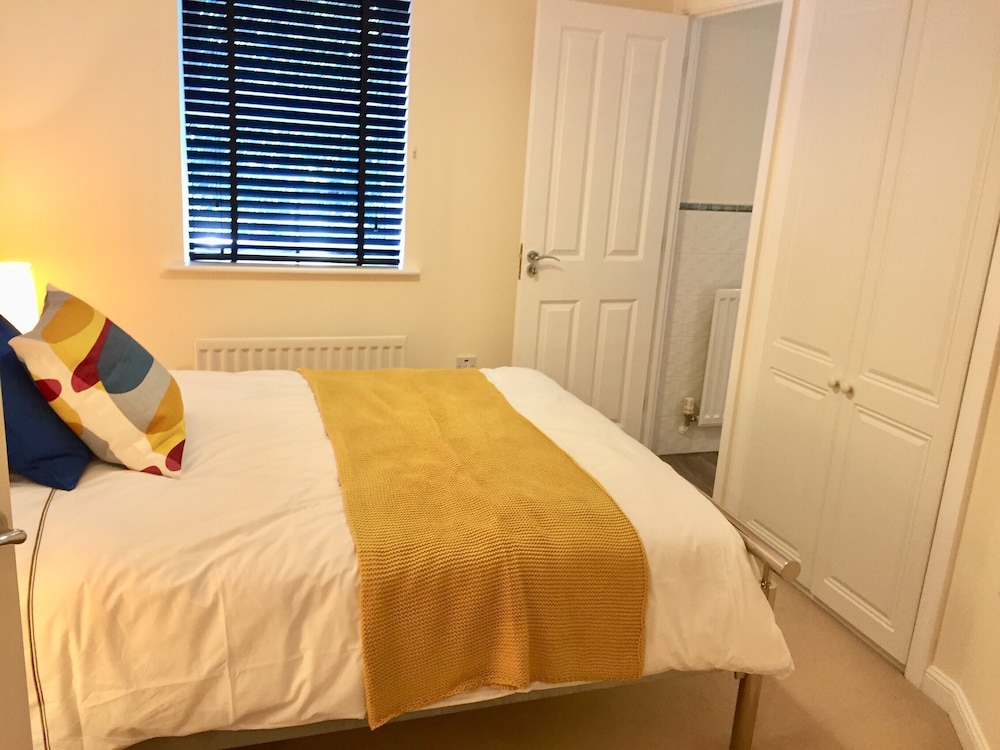 Modern 2 Bed Apartment in Southampton view 2