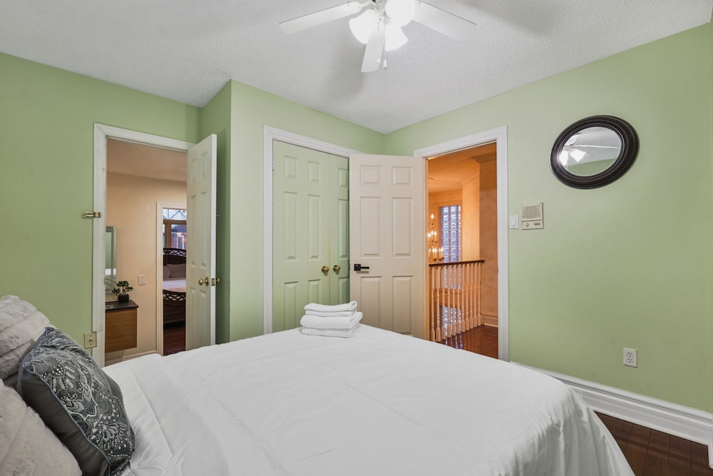 Mississauga Retreat Your Spacious 5-bedroom Home