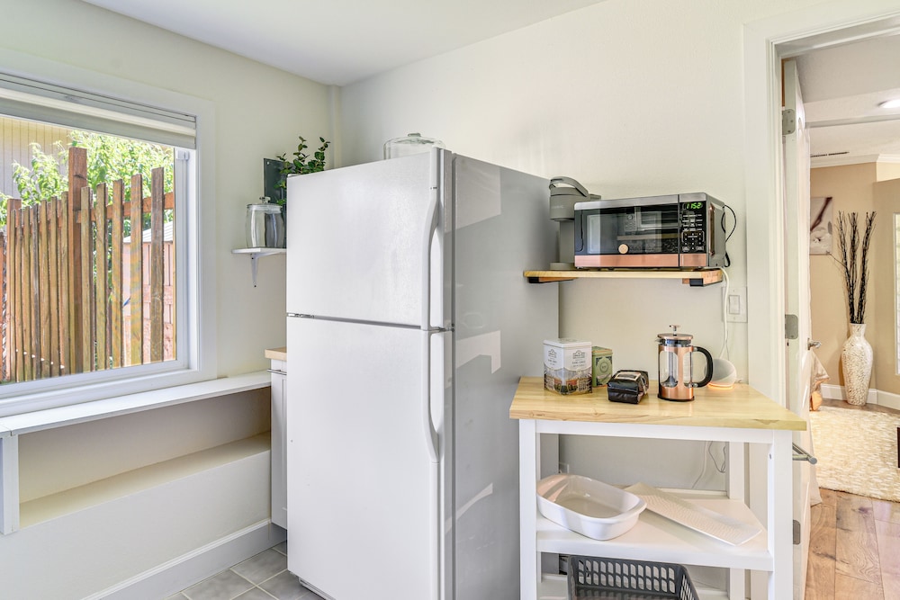 Backs to Wetlands: Tranquil Beaverton Retreat!