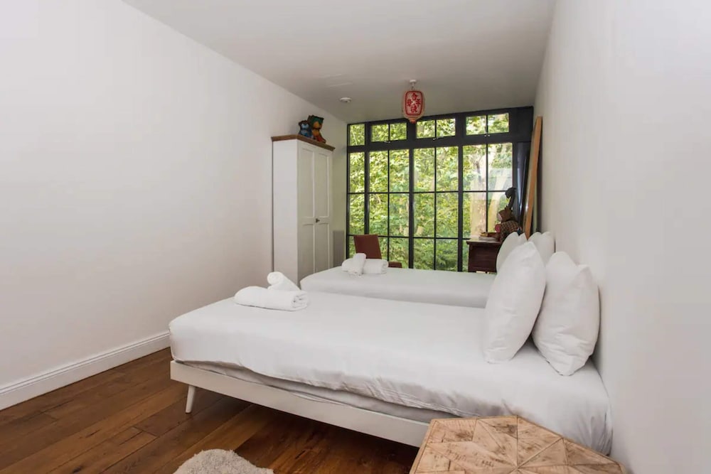 Cosy 2 Bedroom Apartment With Great Outdoor Balcony