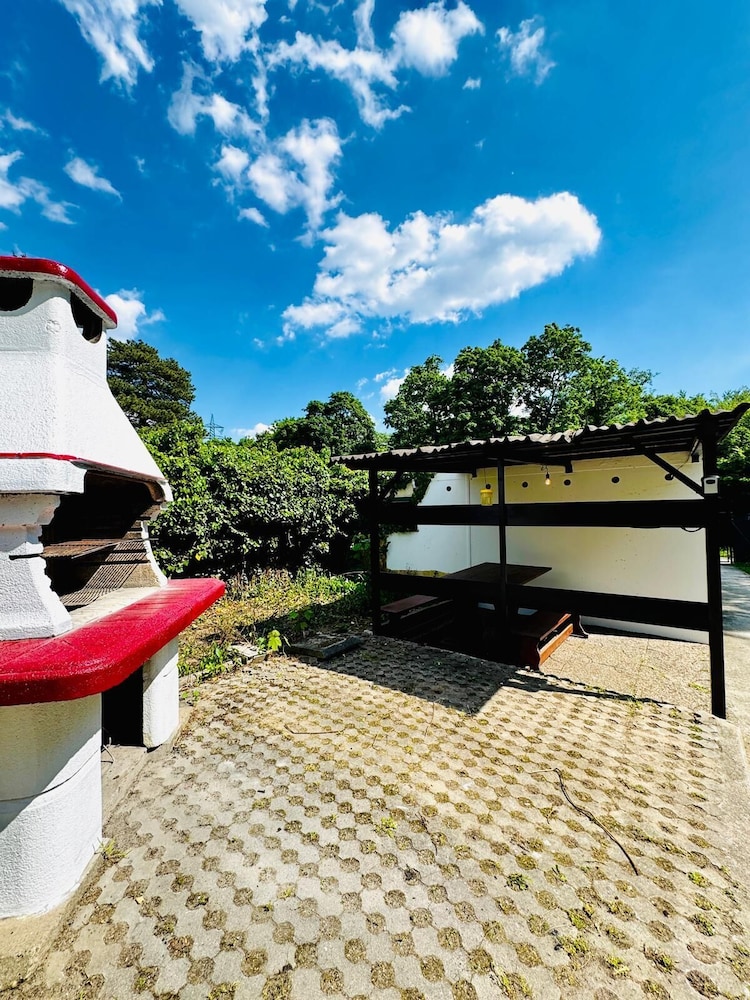 Cozy Garden Villa near Danube For 16P