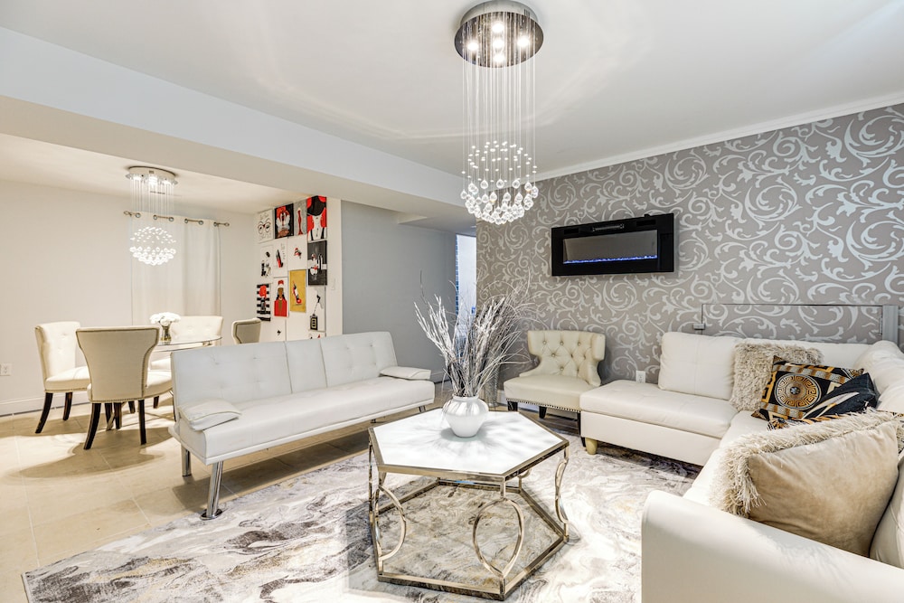 Walk to Beach: Elegant Escape in Lusby!