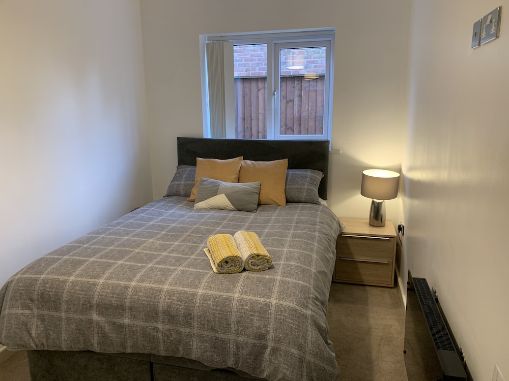 Stylish and Immaculate 2-bed Apartment in Leigh, photo 16