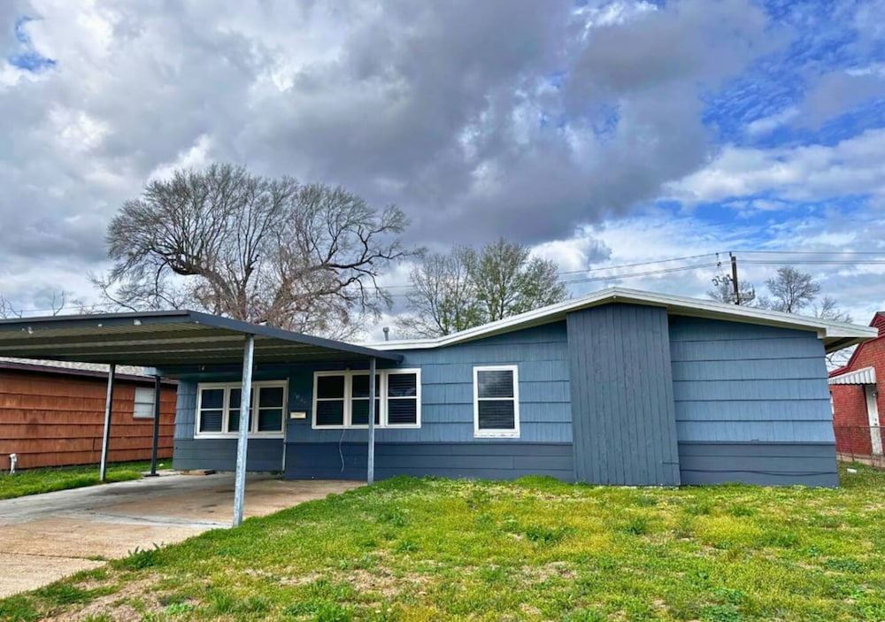 Retro 1BR Near Downtown Quiet Comfy Stay