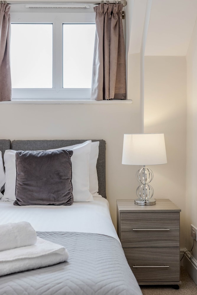 Luxury 1 Bedroom Apartment with Parking