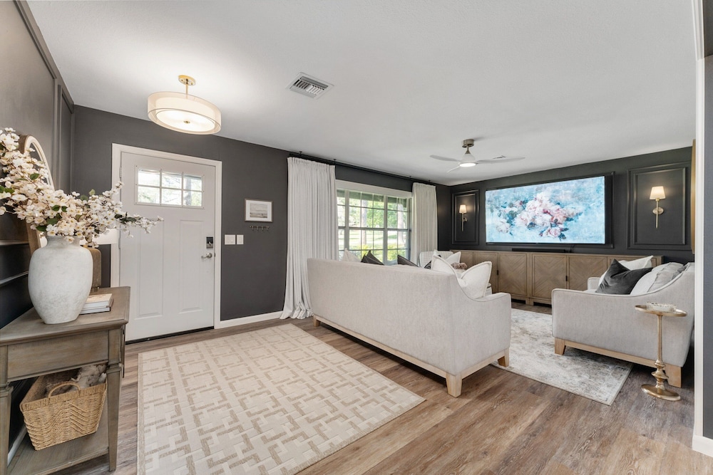 Designer Pet-friendly Retreat With Heated Pool 5 Bedroom Home