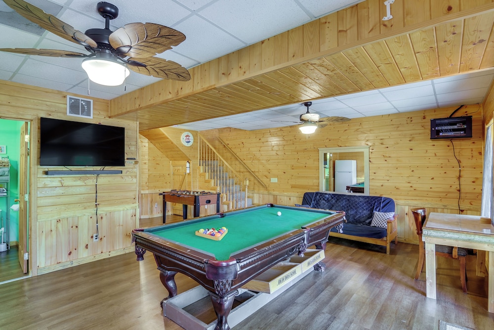 3 Mi to Marina: Cabin w/ Hot Tub in Byrdstown!