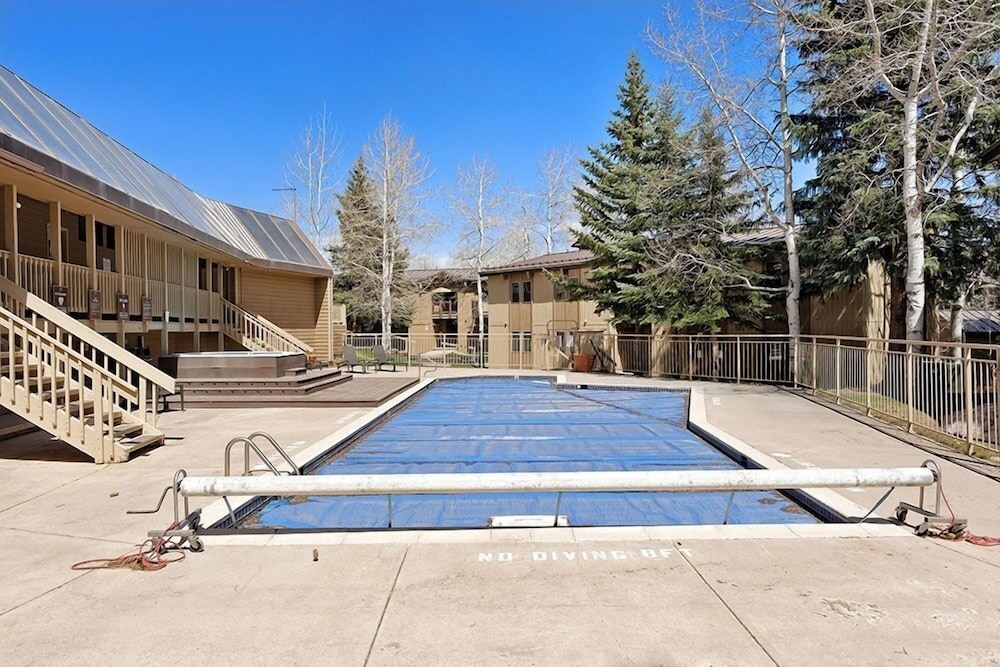 Snowmass 2BR Loft Retreat Deck, Fireplace & Views - 21E