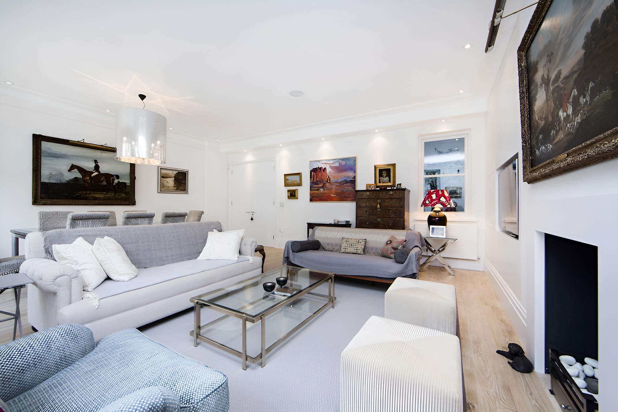 Beautiful and Spacious 2 Bed/2 Bath Property Just Moments From Earls Court
