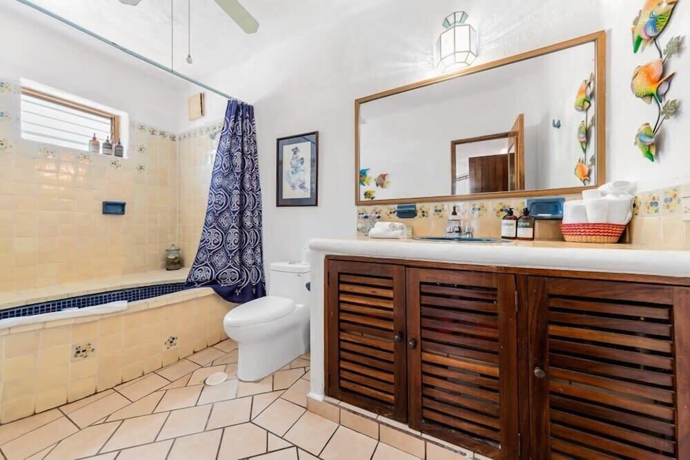Ocean View 2Br Condo-balcony-beach-pool - 902