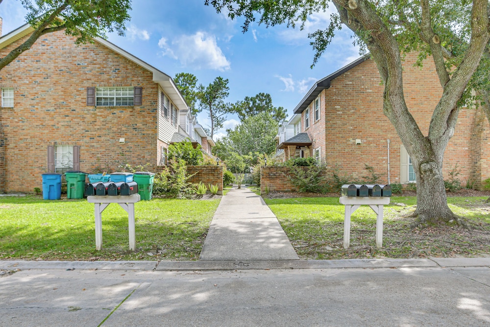 23 Mi to Nola: Cozy & Quaint Destrehan Townhome