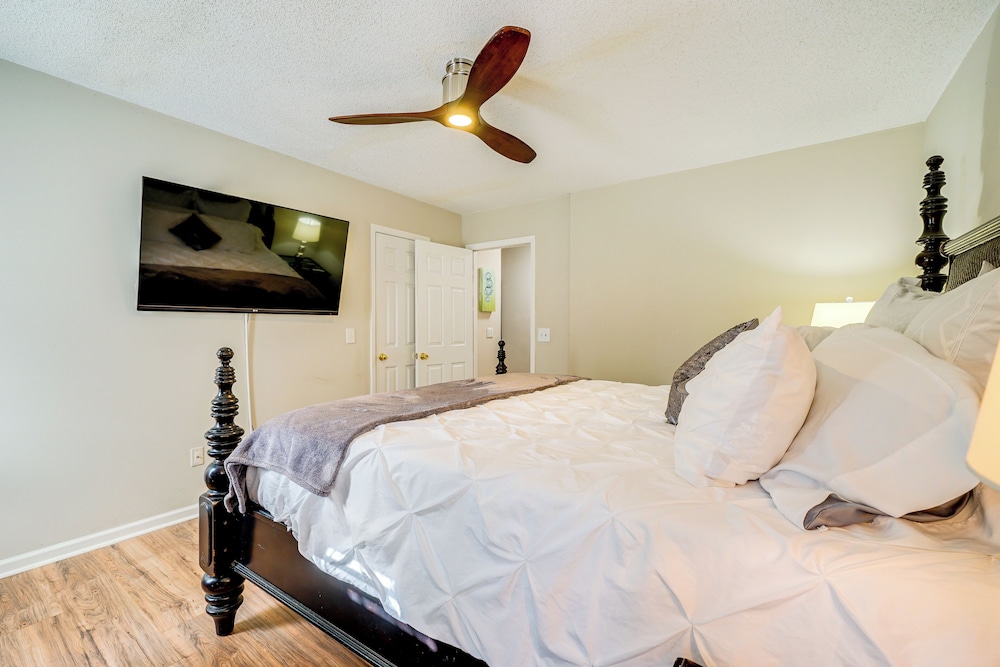 Pet-friendly Home w/ Private Hot Tub in Wilmington
