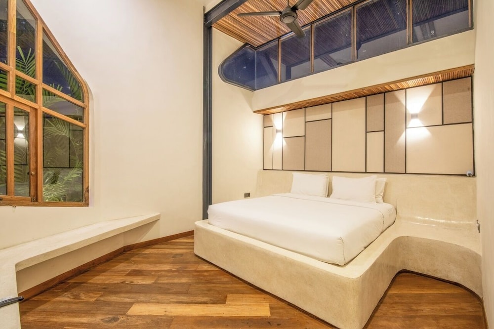Exquisite 1-br Loft Art Deco Charm Shared Pool