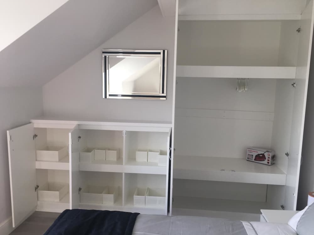 Entire 2 Bedroom House near City Centre view 5
