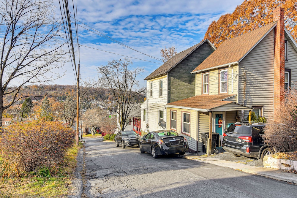 Bethlehem Home w/ Patio & Amazing Sunset Views!