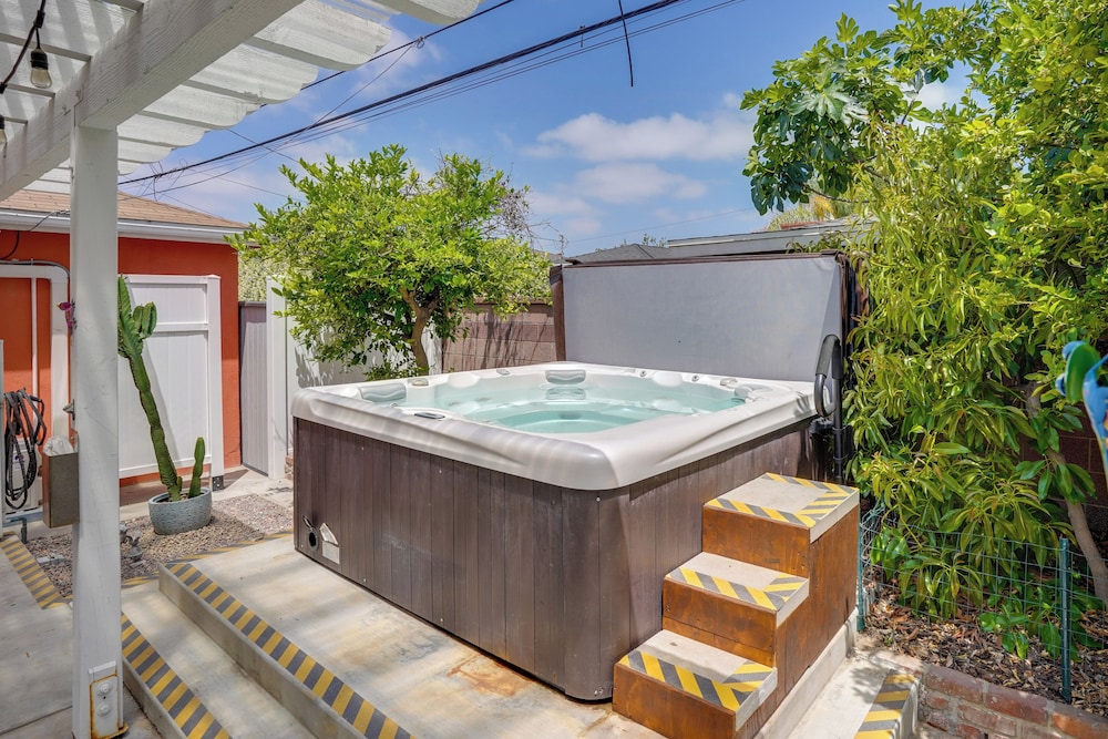 2 Mi to Cal State Long Beach: Bungalow w/ Hot Tub!