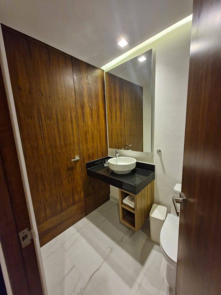 Super Cute Flat on 5th Ave in PdC Steps From Beach